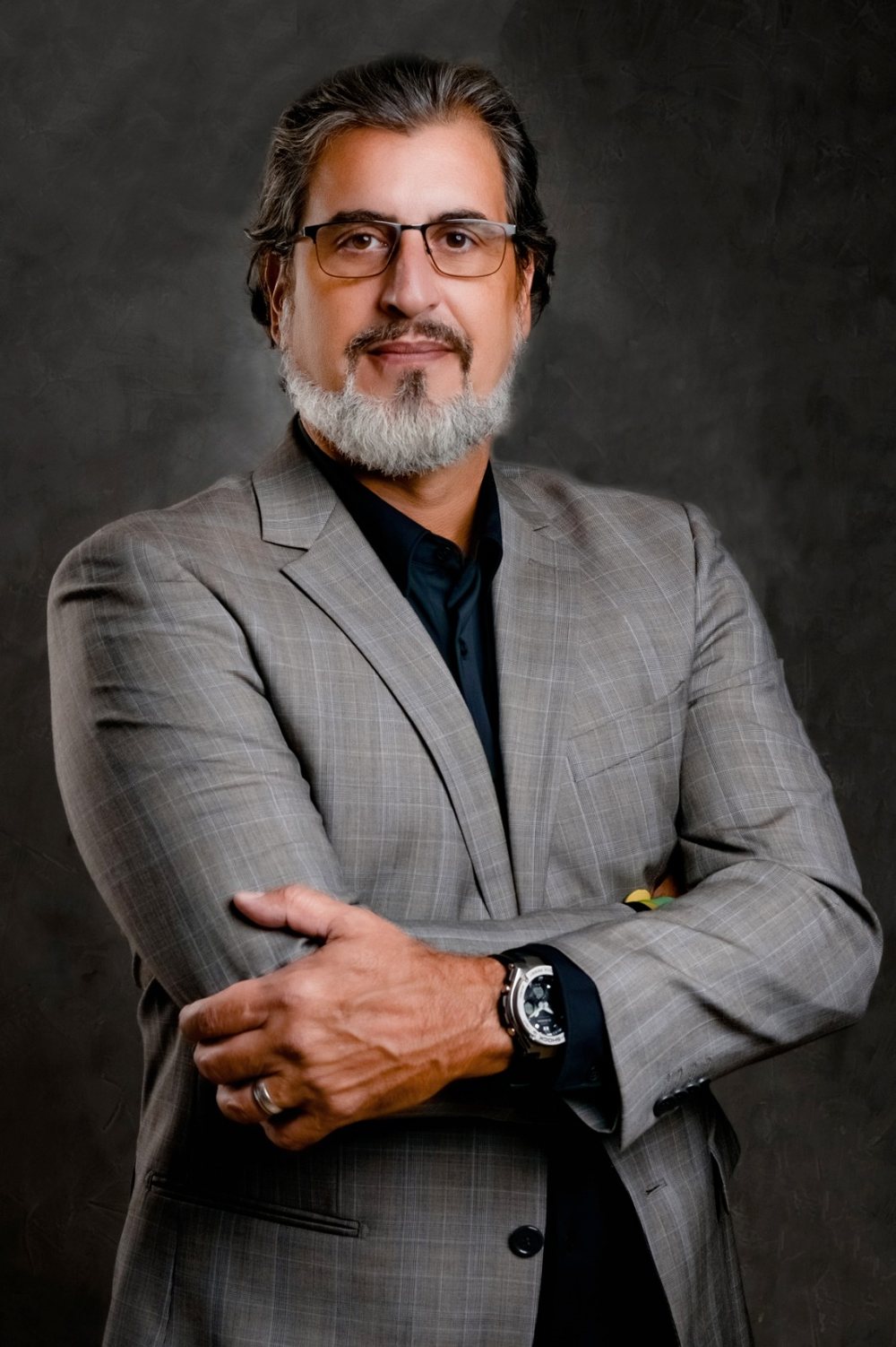 Dr. Cláudio Luís Caivano, advogado tributarista e articulador da Cruzada pela Anistia, de terno cinza com braços cruzados
